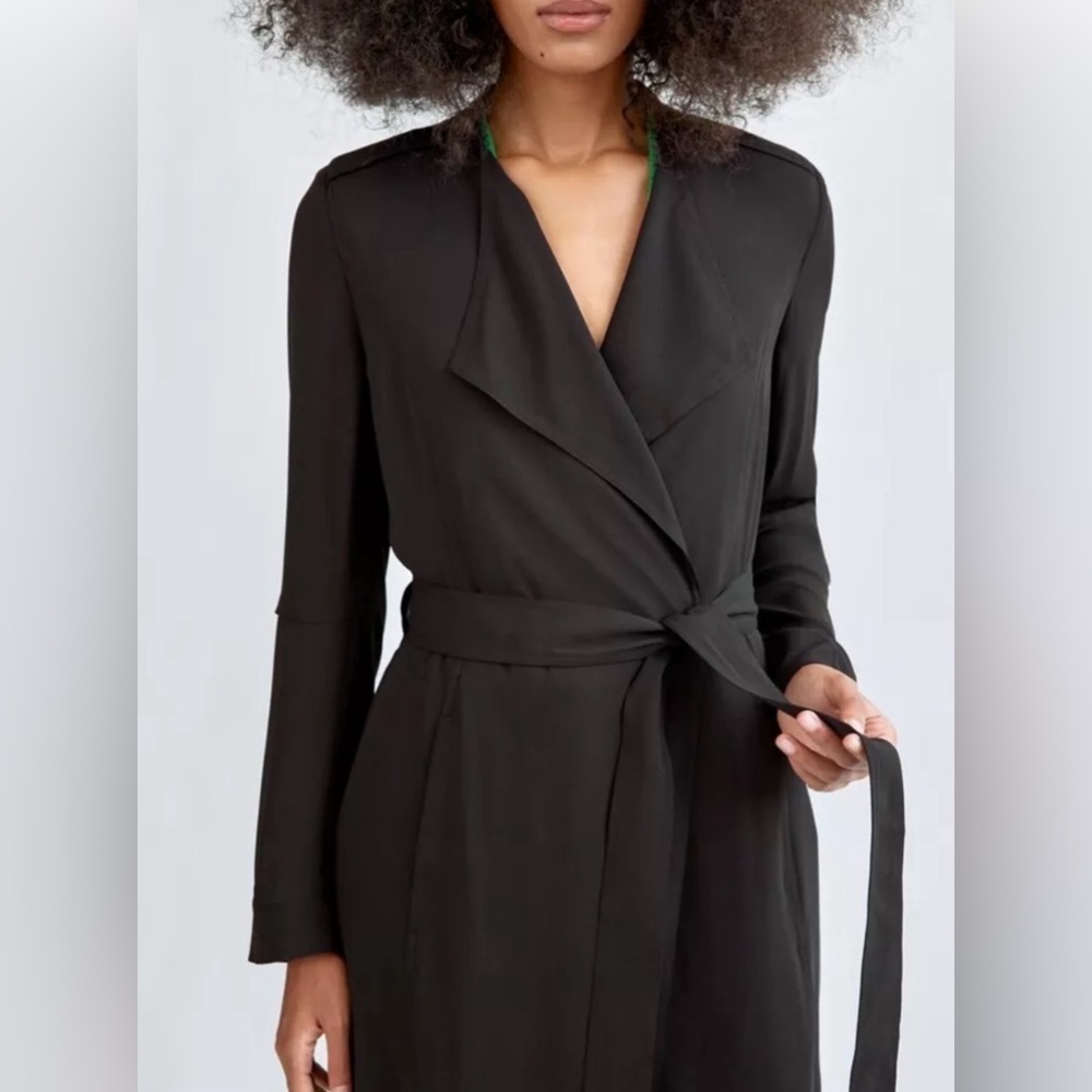 Aritzia  Babaton Quincy Flowy Trench Coat in Black